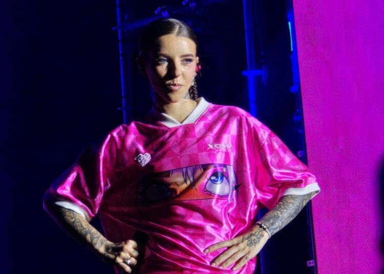 Young Miko enciende El Salvador con un espectacular concierto de música urbana