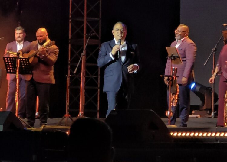 Gilberto Santa Rosa, el Caballero de la Salsa, cautiva a El Salvador en el Complejo Estadio Cuscatlán