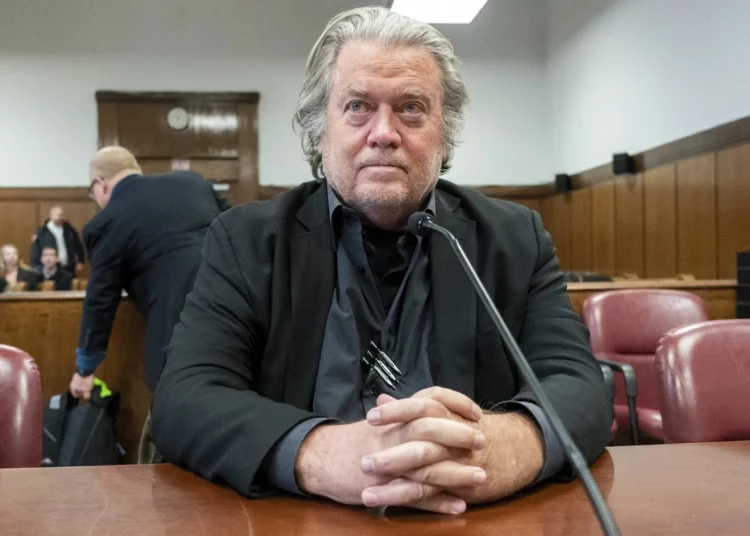 Steve Bannon, ex asesor de Donald Trump, salió de prisión tras pasar casi cuatro meses encarcelado