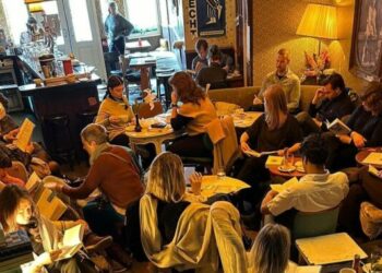 Un café en Ámsterdam prohíbe a sus clientes el uso de celulares y computadoras