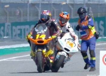 (VIDEO) El impactante accidente de Tony Arbolino y el casi desastre en los entrenamientos del GP de Tailandia de Moto2