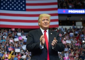 Trump insiste en la amenaza de la «migración ilegal», el empleo y la seguridad en EEUU