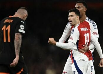 La ‘suerte’ le sonríe al Arsenal y con lo justo vence al Shakhtar Donetsk