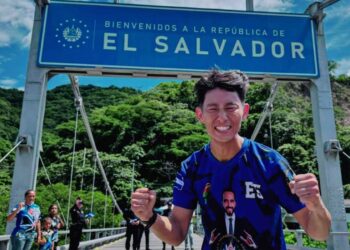 Atleta japonés recorre El Salvador luciendo camiseta estampada con el rostro del presidente Bukele