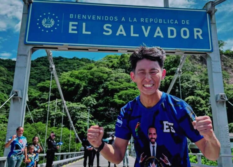Atleta japonés recorre El Salvador luciendo camiseta estampada con el rostro del presidente Bukele