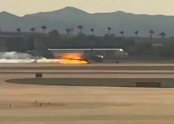 (VIDEO) El tren de aterrizaje de un avión se incendia cuando aterrizaba en el aeropuerto de Las Vegas