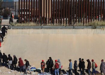 Administración Biden endurece las restricciones al asilo de migrantes en la frontera con México