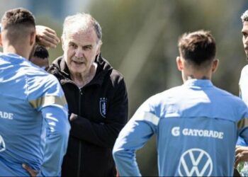 Marcelo Bielsa, en el ojo de la tormenta: los detalles de la reunión con los referentes de la selección de Uruguay