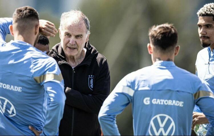 Marcelo Bielsa, en el ojo de la tormenta: los detalles de la reunión con los referentes de la selección de Uruguay