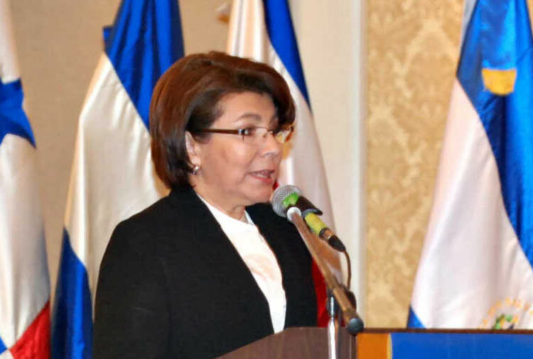 FGR pide que exviceministra de Comercio, en tiempo de Saca, reintegre $129,000 al estado