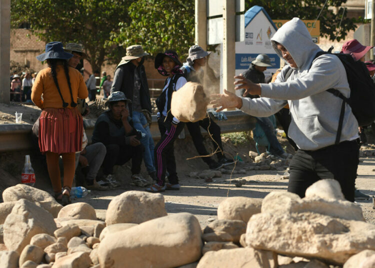 Denuncian pérdidas millonarias por bloqueos en Bolivia