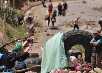 Campesinos seguidores de Evo Morales bloquean carreteras ante su posible detención