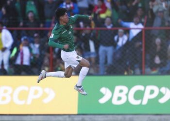 Con tremendo golazo y con 10 hombres, Bolivia derrota 1-0 a Colombia