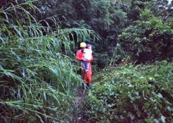 Bomberos rescata a una mujer y su hijo ante la crecida de un río en Chalatenango