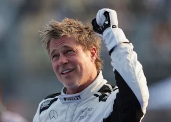 Fan le roba un beso a Brad Pitt en el Gran Premio de México