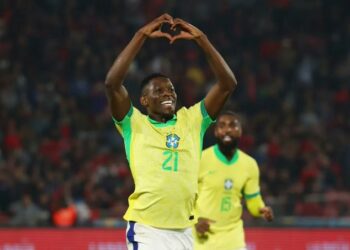 Brasil gana en la agonía, revive y hunde a Chile en la eliminatoria al Mundial