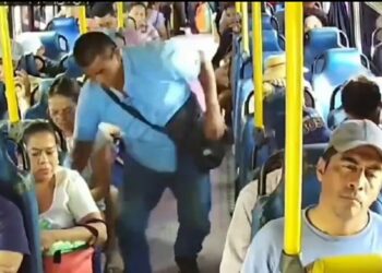 VIDEO | Capturan a hombre quien robó un celular a una mujer en un bus de la ruta 109
