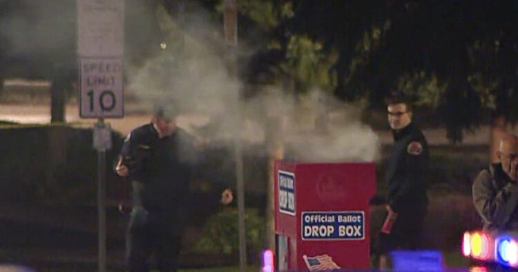 Incendios en buzones electorales de Oregón y Washington están relacionados asegura la policía