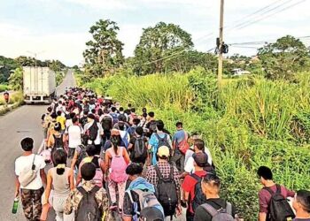 Primera caravana migrante en el Gobierno de Sheinbaum parte desde la frontera con Guatemala