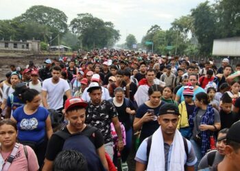 Sale de México otra caravana de migrantes rumbo a EE. UU.