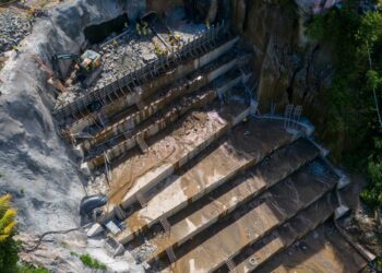 Obras Públicas repara cárcava de 30 metros de altura en autopista a Comalapa