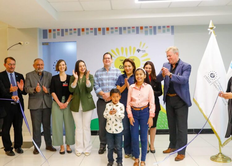 Habilitan espacio en aeropuerto San Óscar Romero para atender a niños y adolescentes retornados