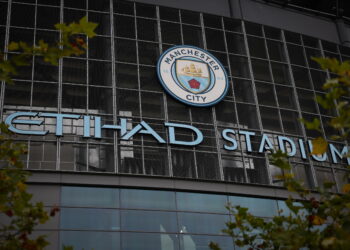 El Manchester City gana el primer asalto a la Premier League