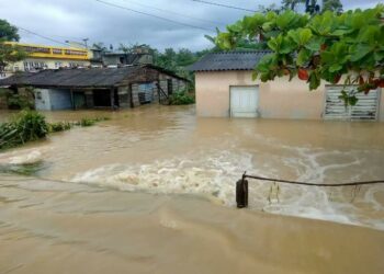 Evacúan a miles en el este de Cuba tras fuertes lluvias