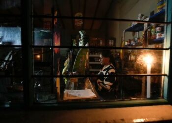 Ecuador amplía los cortes de electricidad a 14 horas diarias