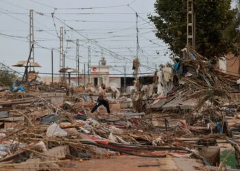 España busca cadáveres tras inundaciones sin precedentes que se cobran al menos 158 vidas
