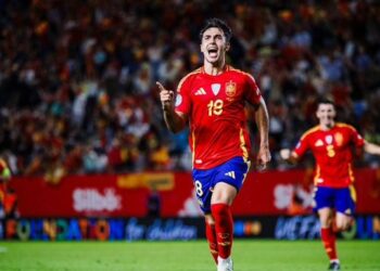 España vence a Dinamarca y se pone líder del grupo