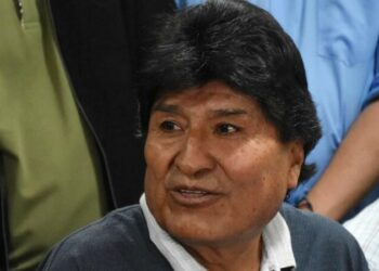 (VIDEO) Evo Morales denuncia que desconocidos dispararon a su vehículo e hirieron a su chofer