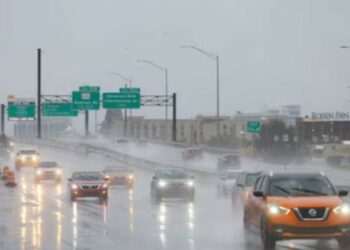 Huracán Milton pierde fuerza y pasa a categoría 3 mientras avanza hacia el oeste de Florida