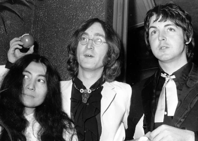 Paul McCartney instó a John Lennon a retomar su relación con Yoko Ono tras serle infiel