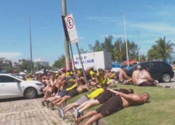 (VIDEOS) Violento enfrentamiento entre hinchas de Botafogo y Peñarol en Río de Janeiro deja vehículos incendiados, heridos y decenas de detenidos
