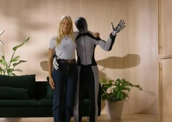 Humanoide juega con los niños, prepara café y cocina en el hogar