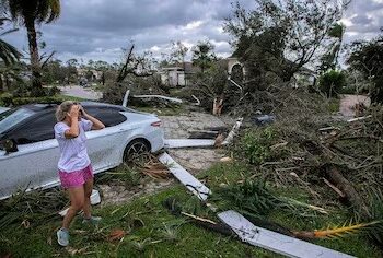 El huracán Milton se aleja, pero deja en Florida destrucción, al menos 10 muertos y apagones
