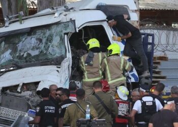 Un camión embistió una parada de autobús en Tel Aviv y dejó al menos 35 heridos