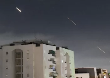 Irán atacó a Israel con casi 200 misiles: el ‘Domo de hierro’ interceptó “un gran número” de proyectiles