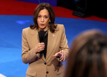 Harris critica a Trump por difundir desinformación sobre huracanes