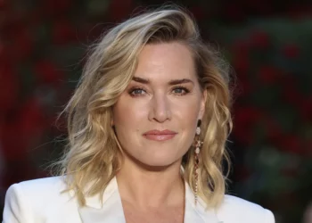 Kate Winslet insta a las jóvenes actrices a aprender de sus errores