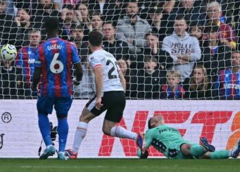 Liverpool vence por la mínima al Crystal Palace para mantener el liderato de la Liga Premier