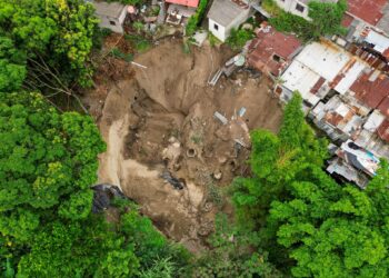 MOP continúa trabajos para eliminar cárcava en la urbanización Los Santos 2, Soyapango