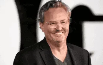 Matthew Perry estaba ‘muy solo’ antes de su muerte, asegura su madre