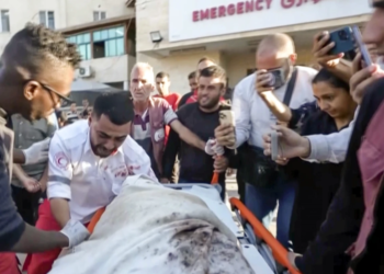 Médico descubre que transporta el cadáver de su propia madre asesinada en un ataque en Gaza