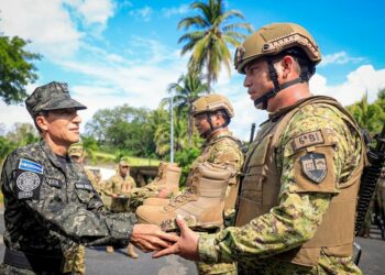 Ministro de Defensa entrega dotación de botas y uniformes a elementos de la Tercera Zona Militar