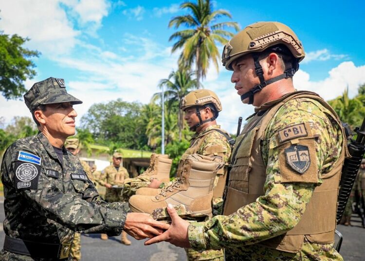 Ministro de Defensa entrega dotación de botas y uniformes a elementos de la Tercera Zona Militar