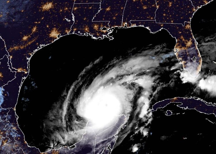 Huracán Milton se debilita a categoría 4 y mantiene amenaza sobre Florida