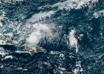 Oscar se intensificó rápidamente y se convirtió en huracán frente a la costa de Bahamas