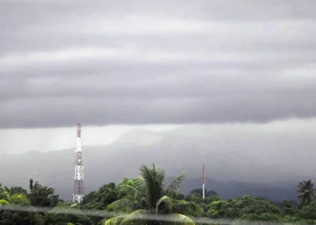 Oscar se degrada a tormenta tropical tras tocar tierra en Cuba como huracán, en medio de una crisis energética que ha dejado a la isla sin luz
